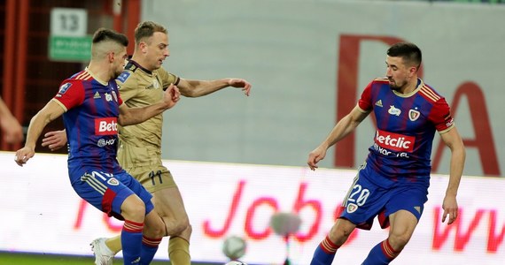 Pogoń Szczecin pokonała w Gliwicach Piasta 2:0  w sobotnim meczu 20. kolejki piłkarskiej ekstraklasy. Bramki strzelali Kamil Grosicki i Wahan Biczachczjan. 