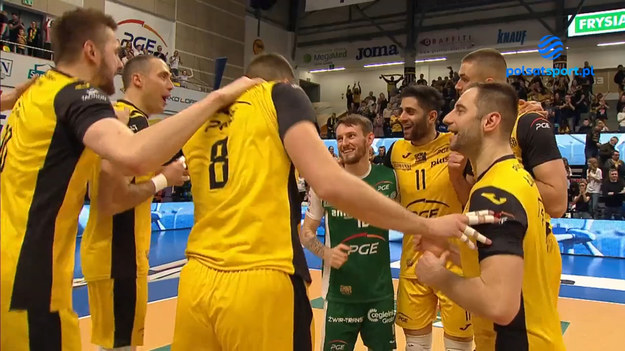 Skrót meczu 19. kolejki PlusLigi PGE Skra Bełchatów – Projekt Warszawa 3:1 (25:21, 15:25, 25:23, 25:20).

PGE Skra Bełchatów znów atakuje podium siatkarskiej PlusLigi. Na inaugurację 19. kolejki pokonała we własnej hali 3:1 Projekt Warszawa. Dla nękanych kontuzjami rywali to już czwarta ligowa porażka z rzędu.

PGE Skra Bełchatów: Sawicki, Kłos, Schulz, Kooy, Taht, Ebadipour, Atanasijević, Łomacz, Adamczyk, Bieniek, Mitić, Czerwiński, libero: Piechocki, Milczarek

Trenér: Slobodan Kovač

Projekt Warszawa: Kowalczyk, Talpa, Trinidad, Wrona, Blankenau, Gałązka, Nowakowski, Petković, Grobelny, Superlak, Janikowski, libero: Wojtaszek, Jaglarski

Trenér: Andrea Anastasi
