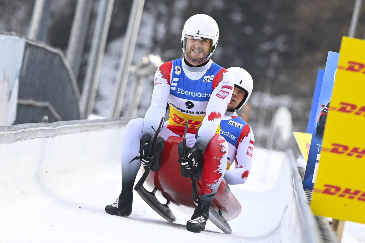 Dwójka naszych saneczkarzy Wojciech Chmielewski i Jakub Kowalewski trenuje już na olimpijskim torze. Panowie przygotowują się walki o medale. Jak mówi Kowalewski w rozmowie z RMF FM, celem jest czołowa ósemka. Cztery lata temu w Pjiongczangu nasz duet ukończył rywalizację na 12. pozycji.
