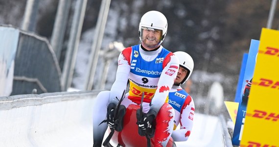 Dwójka naszych saneczkarzy Wojciech Chmielewski i Jakub Kowalewski trenuje już na olimpijskim torze. Panowie przygotowują się walki o medale. Jak mówi Kowalewski w rozmowie z RMF FM, celem jest czołowa ósemka. Cztery lata temu w Pjiongczangu nasz duet ukończył rywalizację na 12. pozycji.