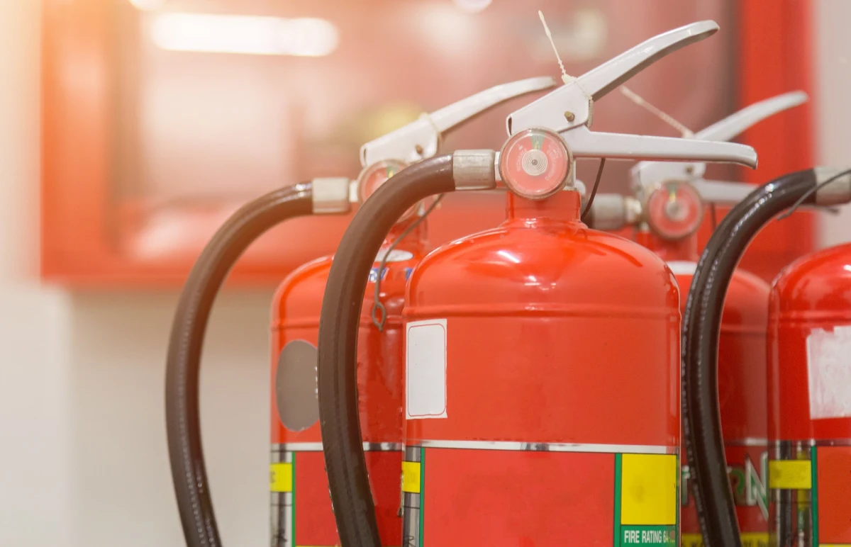 16 osób ewakuowano w Tuszynie w Łódzkiem z powodu pożaru. Ogień pojawił się w budynku, w którym jest część mieszkalna oraz hurtownia elektryczna.