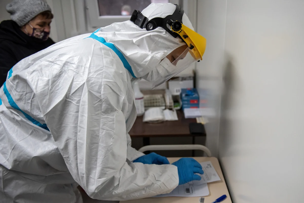 Ministerstwo Zdrowia informuje o 34 703 nowych przypadkach zakażenia koronawirusem. Ostatniej doby zmarło 19 chorych na Covid-19. Bilans epidemii koronawirusa w Polsce to 5 163 780 zakażonych. Nie żyje 106 597 spośród nich.