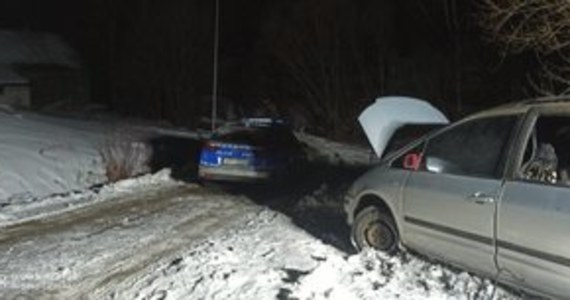 Policja wyjaśnia okoliczności pożaru volkswagena, do którego doszło w Bukowsku w powiecie sanockim (woj. podkarpackie). Po ugaszeniu ognia, na tylnym siedzeniu pojazdu, znaleziono zwęglone zwłoki mężczyzny.