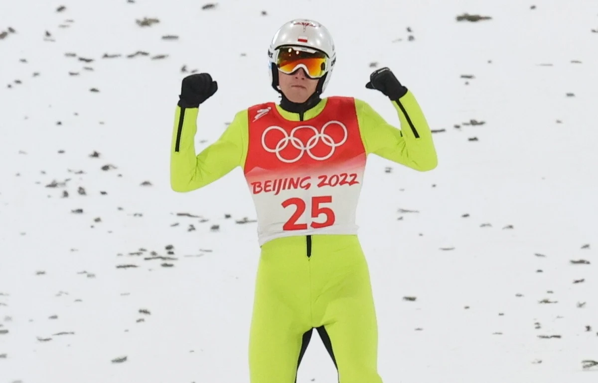 Dawid Kubacki wywalczył medal zimowych igrzysk olimpijskich w Pekinie! Polak zdobył brąz w konkursie na skoczni normalnej. Na szóstym miejscu uplasował się Kamil Stoch, który po pierwszej serii był trzeci. Triumfował Japończyk Ryoyu Kobayashi.