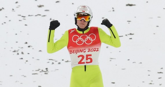 Dawid Kubacki wywalczył medal zimowych igrzysk olimpijskich w Pekinie! Polak zdobył brąz w konkursie na skoczni normalnej. Na szóstym miejscu uplasował się Kamil Stoch, który po pierwszej serii był trzeci. Triumfował Japończyk Ryoyu Kobayashi.