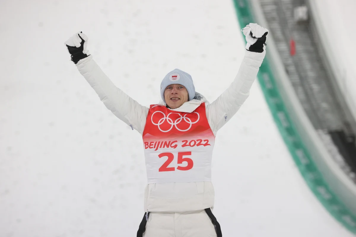 "Nawet nie wiedziałem, czy tu przyjadę" - mówił wzruszony Dawid Kubacki tuż po wywalczeniu brązowego medalu igrzysk w Pekinie na skoczni normalnej. Mówiło się o Kamilu Stochu i Piotrze Żyle, ale to Kubacki stanie na podium - zaznacza w korespondencji z Zhangjiakou wysłannik RMF FM Patryk Serwański.