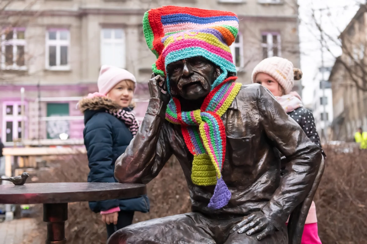 Wielobarwna czapka i szalik okrywające pomnik satyryka Bohdana Smolenia w Poznaniu zostały skradzione. Przyjaciel artysty i pomysłodawca budowy monumentu Krzysztof Deszczyński zawiadomił w tej sprawie policję. Wartość tych rzeczy ocenił na 500 zł.