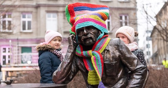 Wielobarwna czapka i szalik okrywające pomnik satyryka Bohdana Smolenia w Poznaniu zostały skradzione. Przyjaciel artysty i pomysłodawca budowy monumentu Krzysztof Deszczyński zawiadomił w tej sprawie policję. Wartość tych rzeczy ocenił na 500 zł.