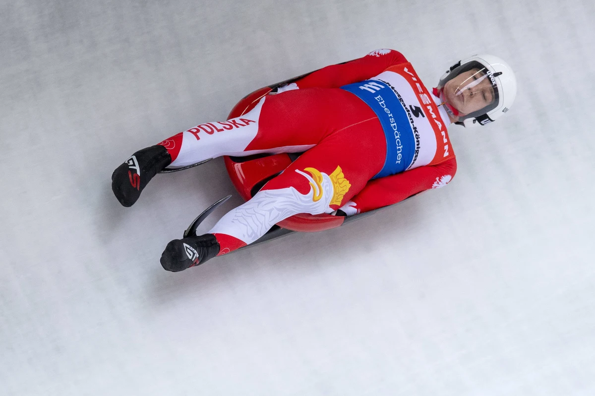 Niemiec Johannes Ludwig wywalczył złoty medal w rywalizacji saneczkarzy podczas igrzysk w Pekinie. Pozostałe miejsca na podium zajęli Austriak Wolfgang Kindl i Włoch Dominik Fischnaller. Jedyny w stawce Polak - Mateusz Sochowicz - był 25.