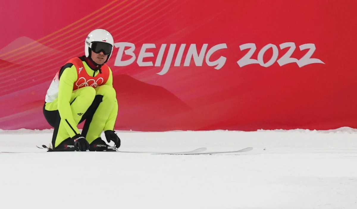 Piotr Żyła przyznał, że nie zmieścił się w czołówce niedzielnego konkursu olimpijskiego na normalnej skoczni w Zhangjiakou, ponieważ był w nie najlepszej dyspozycji mentalnej. "Pomyślałem - i to był mój błąd" - żartował.