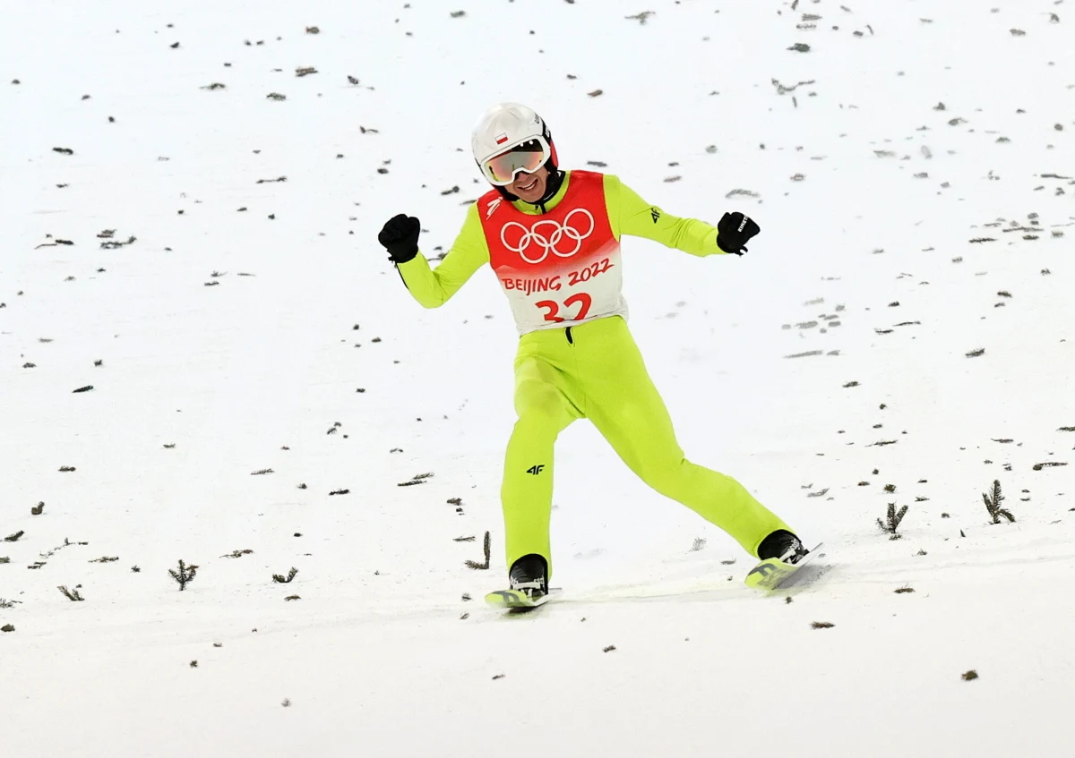 Po zajęciu w Zhangjiakou szóstego miejsca w olimpijskim konkursie na normalnej skoczni Kamil Stoch przyznał, że po pierwszej serii, w której był trzeci, poczuł przypływ pozytywnej energii. "Ale jeden skok to za mało" - dodał.