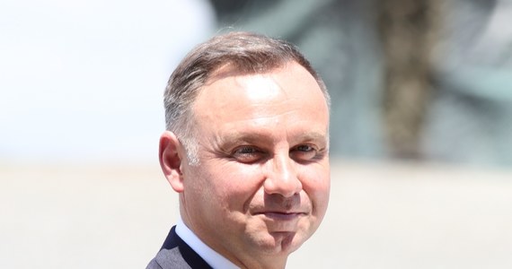 Andrzej Duda rozpoczyna w poniedziałek swoje spotkania w Brukseli od unijnych instytucji. Polski prezydent spotka się z przewodniczącą Komisji Europejskiej Ursulą von der Leyen, szefem Rady Europejskiej Charlesem Michelem, a następnie z sekretarzem generalnym NATO Jensen Stoltenbergiem. Poza sprawą Ukrainy, głównym tematem rozmów będzie kwestia praworządności i odblokowania miliardów euro dla Polski z Krajowego Planu Odbudowy.