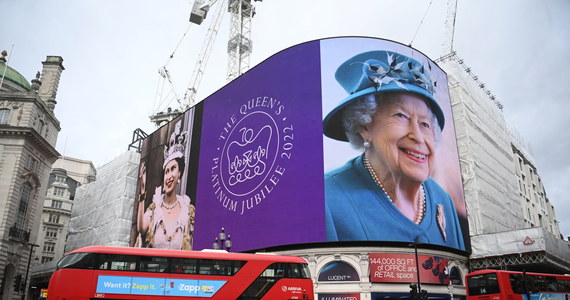 W niedzielę przypada 70. rocznica objęcia tronu królowej przez Elżbietę II, ale główne obchody jubileuszowe odbędą się w czerwcu. Zgodnie zapowiedziami, bez wielkich fanfar, królowa świętuje dziś w swojej posiadłości w Sandringham we wschodniej Anglii. 