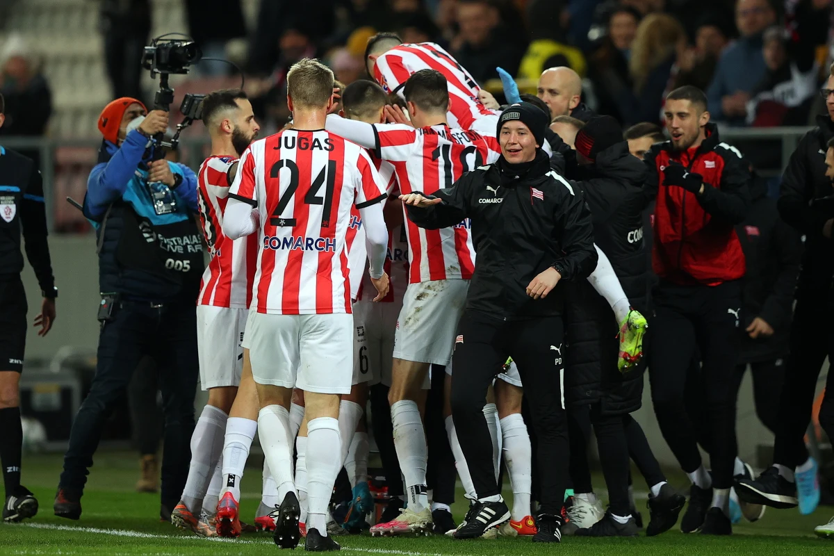 Po emocjonującym spotkaniu 20. kolejki Cracovia zremisowała 3-3 z prowadzącym w Ekstraklasie Lechem Poznań. Gospodarze uratowali remis w doliczonym czasie gry.