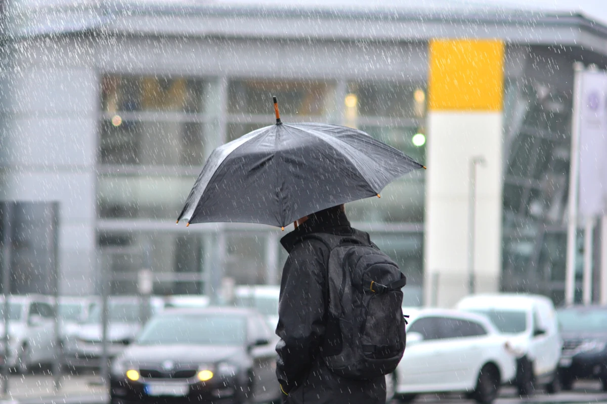 W poniedziałek Polska będzie pod wpływem niżu z ośrodkiem nad Morzem Norweskim i Bałtykiem. Jak powiedziała Grażyna Dąbrowska, synoptyk IMGW-PIB, w ciągu najbliższych dni nad krajem będą przechodzić fronty atmosferyczne, a pogoda będzie bardzo dynamiczna.