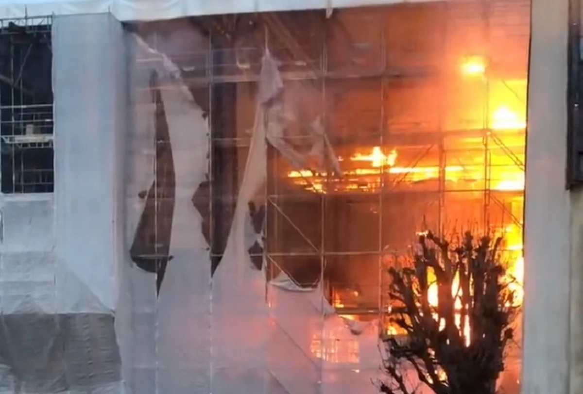 W niedzielę po południu w pobliżu Muzeum d'Orsay i rezydencji ambasadora Niemiec w Paryżu wybuchł wielki pożar. W akcji było ponad 150 strażaków. Ogień udało się opanować późnym wieczorem.