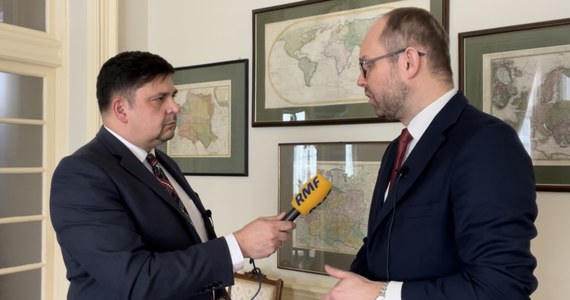 "Strona rosyjska jest zaskoczona stanowczością świata zachodniego" - mówi w rozmowie z korespondentem RMF FM Pawłem Żuchowskim, Marcin Przydacz wiceminister spraw zagranicznych. Dziś polityk ma zaplanowane spotkania w Departamencie Stanu USA oraz w Narodowej Radze Bezpieczeństwa. Jak podkreśla, ważne jest, aby utrzymać jedność w podejściu do działań Rosji.  