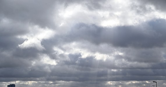 Początek tygodnia będzie pochmurny. Niemal w całym kraju spodziewać się trzeba opadów: deszczu, deszczu ze śniegiem i śniegu. W ciągu dnia temperatura będzie się wahać od zera do 7 stopni Celsjusza. W całym kraju wiać będzie umiarkowany i dość silny oraz porywisty wiatr – ostrzega Dąbrowska, synoptyk IMGW-PIB. 