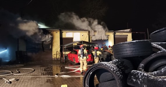 ​Pożar w zakładzie oponiarskim w Bytomiu wybuchł w nocy z soboty na niedzielę. Walka z ogniem trwała kilka godzin.