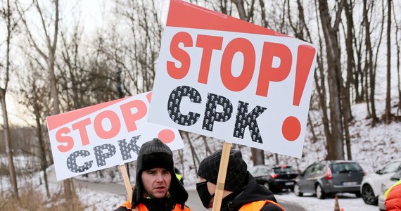 Przeciwko budowie torów kolejowych do Centralnego Portu Komunikacyjnego protestować będą dzisiaj mieszkańcy mazowieckiego Jaktorowa. Według nich - budowa na terenie ich gminy największego lotniska w Polsce uderzy w dziesiątki rodzin, które będą musiały się wyprowadzić. W czasie protestu blokowana może być droga wojewódzka numer 719. 