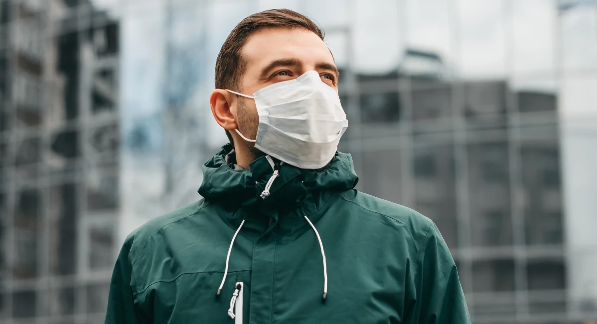 Policjanci we Wrocławiu skontrolowali dwóch mężczyzn, którzy nie mieli maseczek w jednej z galerii handlowych. Okazało się, że obaj byli poszukiwani.