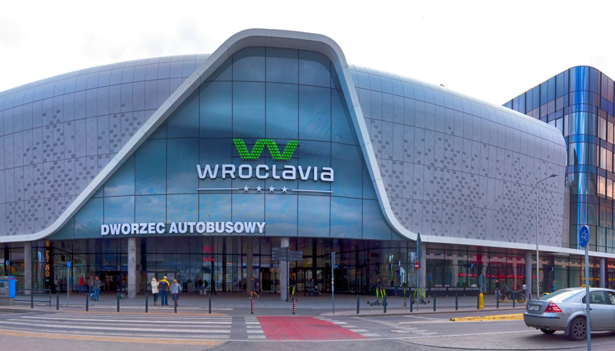 ​Mężczyzna z zakrwawioną twarzą leżał na Dworcu Głównym we Wrocławiu. Przez długi czas nikt mu nie pomógł. Karetkę wezwał dopiero jeden z przechodzących obok studentów. Policja zatrzymała wkrótce osoby zamieszane w pobicie.