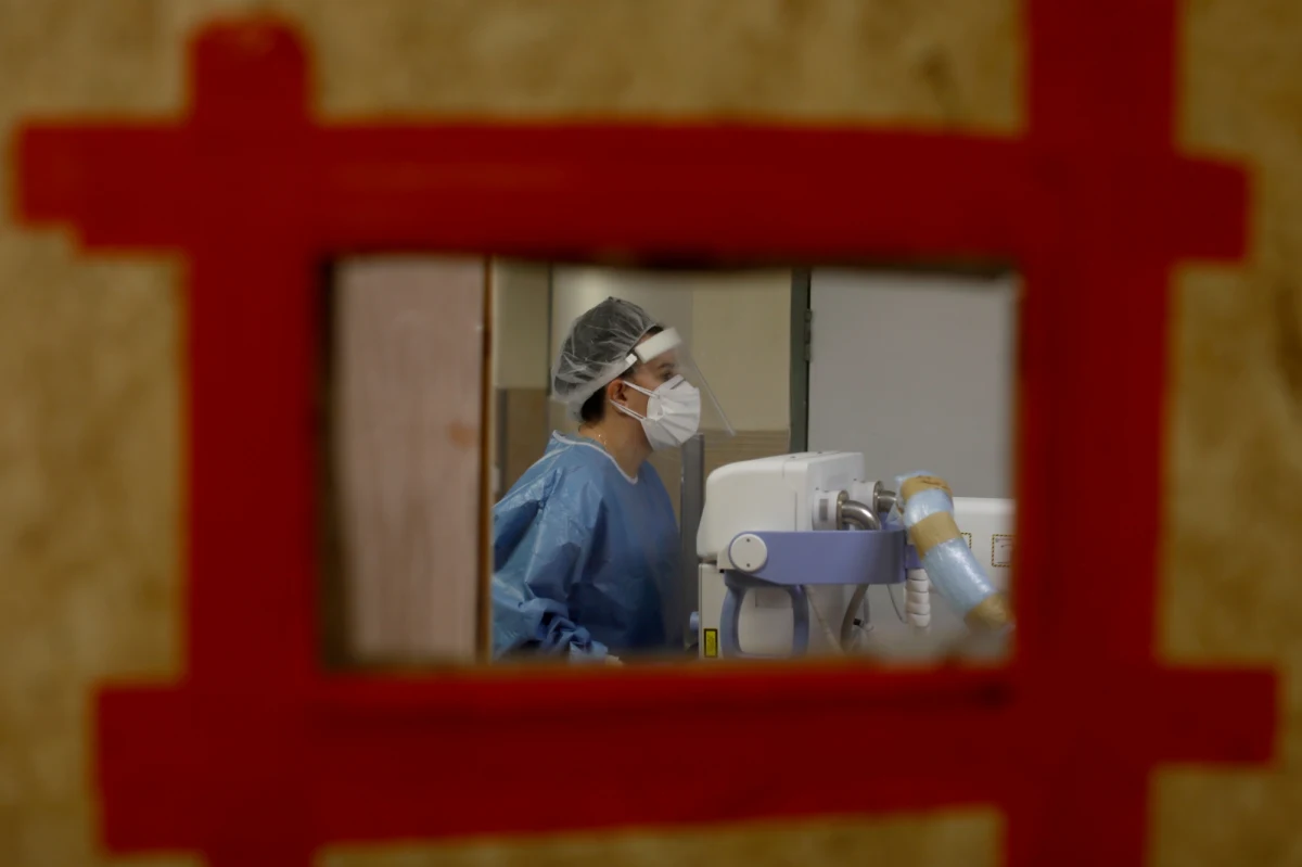 Ministerstwo Zdrowia informuje o 24 404 nowych przypadkach zakażenia koronawirusem. Ostatniej doby zmarło 10 chorych na Covid-19. Bilans epidemii koronawirusa w Polsce to 5 185 757 zakażonych. Nie żyje 106 607 spośród nich. Wyzdrowiało dotąd 4 330 328 zakażonych.