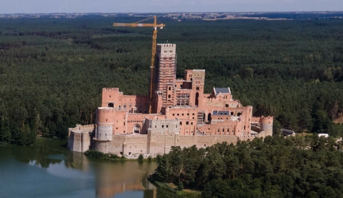Budowa zamku w Stobnicy. Sąd umorzył postępowanie wobec trzech osób