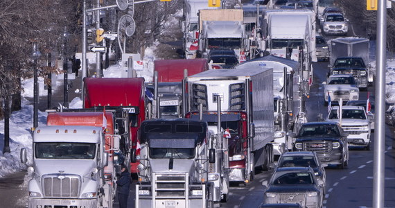 Władze stolicy Kanady ogłosiły stan wyjątkowy w związku z trwającymi w Ottawie od ponad tygodnia demonstracjami przeciwników obowiązku szczepień dla kierowców przekraczających granicę i restrykcji związanych z pandemią. Od końca stycznia konwój ciężarówek blokuje ruch w mieście.
