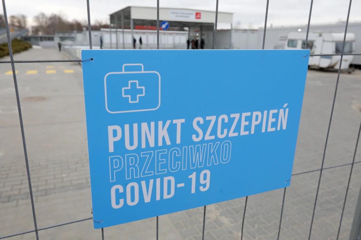 Plany zmniejszenia bazy łóżek dla chorych na Covid-19 i skrócenia czasu izolacji - ogłosił w poniedziałek rzecznik MZ Wojciech Andrusiewicz. Izolacja zakażonych osób może zostać skrócona z dziesięciu do siedmiu dni.  