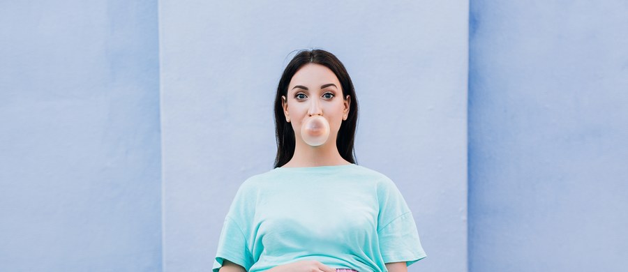 Żucie gumy bez cukru zmniejsza ryzyko przedwczesnego porodu i niskiej wagi urodzeniowej dziecka - sugerują wyniki 10-letnich, wieloośrodkowych badań ogłoszone podczas wirtualnego dorocznego zjazdu Society for Maternal-Fetal Medicine (SMFM).