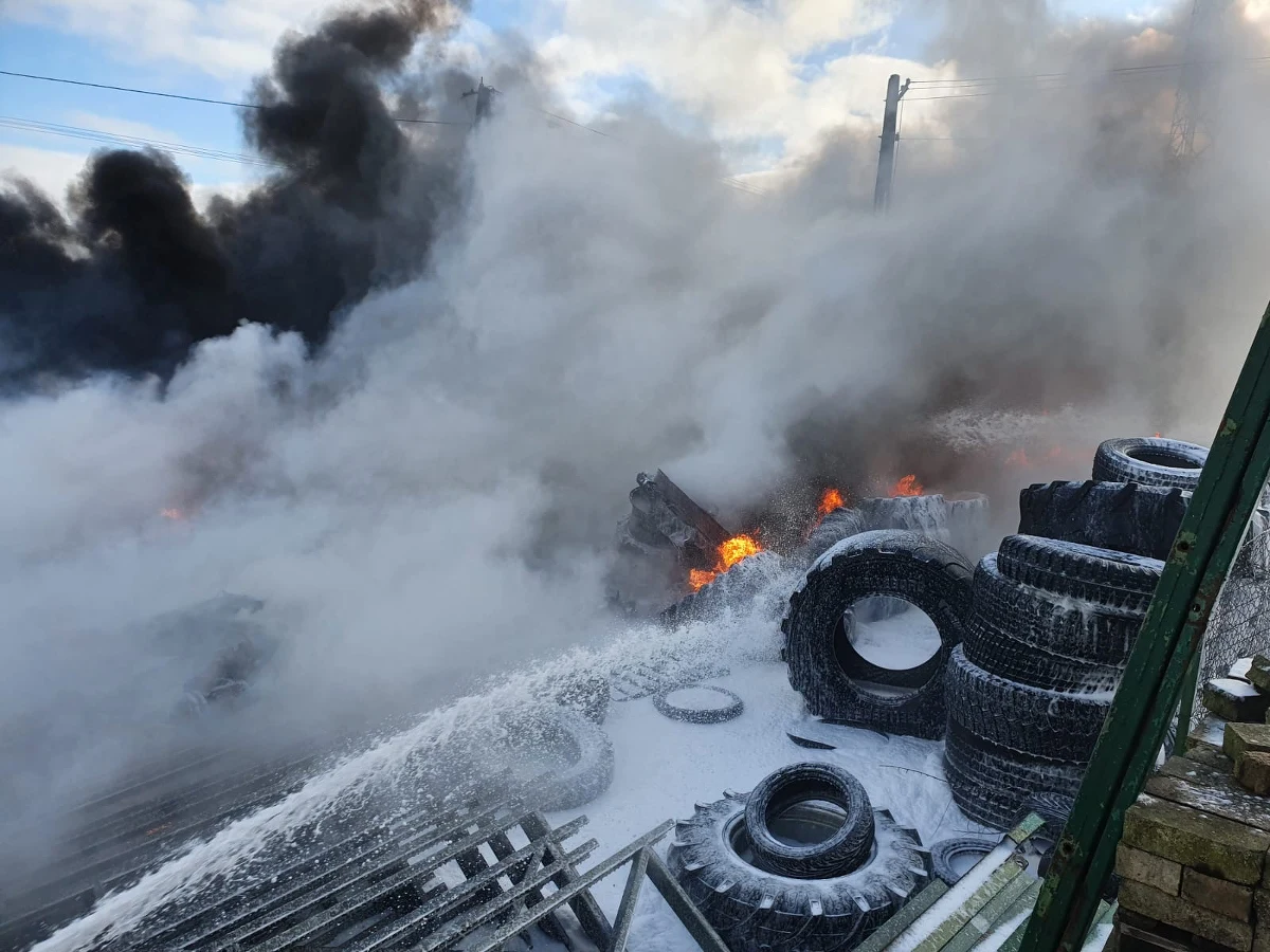 Pożar w Lipce koło Złotowa w Wielkopolsce. W ogniu stanęło duże składowisko opon w jednym w tamtejszych zakładów.