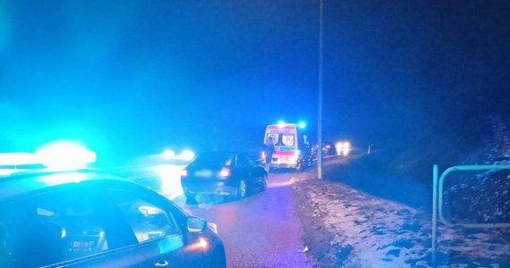 Na krajowej "szesnastce" policjanci pilotowali na sygnałach auto, w którym pasażerką była rodząca kobieta. Kierujący samochodem mężczyzna zatrzymał się w Bagienicach, gdzie stał patrol policji i poprosił o pomoc. Ze szpitala w tym czasie wyjechała karetka, której załoga przejęła kobietę na wysokości Barczewa.