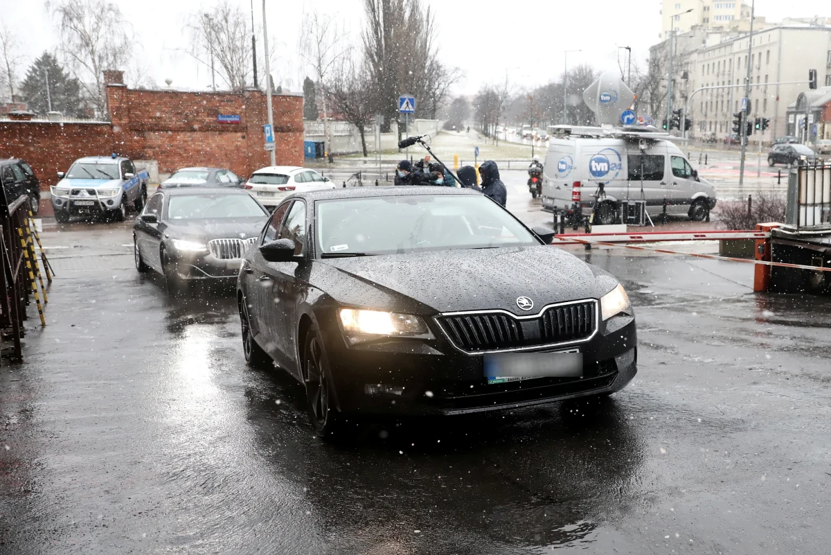 W siedzibie Prawa i Sprawiedliwości przy ulicy Nowogrodzkiej w Warszawie od kilku godzin obraduje kierownictwo ugrupowania. Jeden z głównych tematów to ewentualne zmiany w rządzie po chaosie związanym z Polskim Ładem. W siedzibie PiS pojawili się m.in. premier Mateusz Morawiecki oraz Jarosław Kaczyński. PiS w tym tygodniu będzie też chciało głosować w Sejmie wniosek o uchylenie immunitetu Marianowi Banasiowi - ustalił dziennikarz RMF FM Roch Kowalski. 