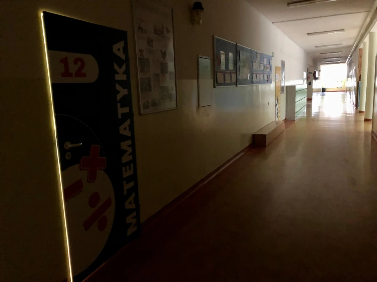 Uczniowie z województwa warmińsko-mazurskiego, a także podlaskiego dzisiaj wrócili do nauki. Nie wszyscy mogą ponownie zobaczyć się w szkolnych murach. Nauka stacjonarna dotyczy tylko części uczniów.