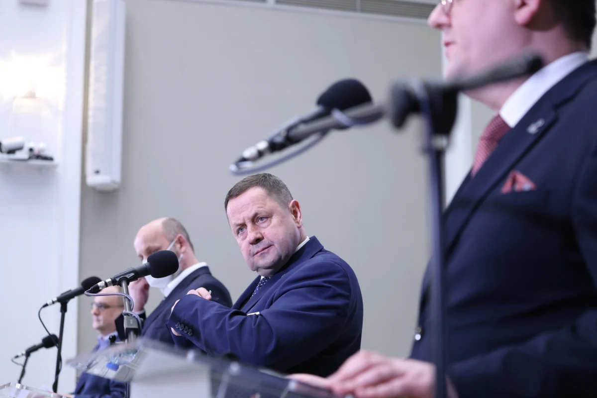 "Mamy podejrzenie, że doszło do zainfekowania urządzeń trzech osób z najbliższego otoczenia prezesa Mariana Banasia. Jednym z tych urządzeń jest telefon doradcy społecznego, syna prezesa Jakuba Banasia" - mówili na konferencji prasowej urzędnicy Najwyższej Izby Kontroli. O kilku tysiącach ataków Pegasusem na NIK i setkach zainfekowanych urządzeniach nieoficjalnie informowaliśmy jako pierwsi już piątek. Dziś poznaliśmy efekty prac specjalnego zespołu zajmującego się cyberbezpieczeństwem w NIK.