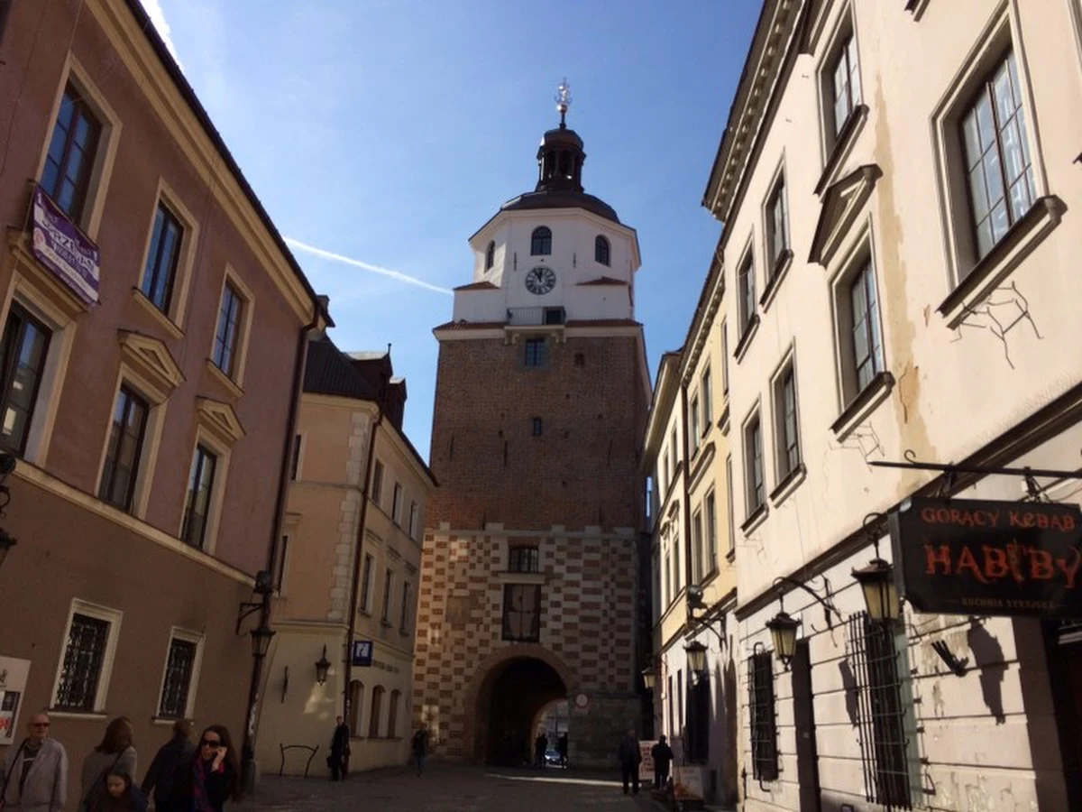 W 2021 roku Lublin odwiedziło o około 15 proc. osób mniej niż rok wcześniej. Za to rośnie liczba turystów i podróżujących poniżej 35. roku życia - wynika z danych opublikowanych przez miasto.

