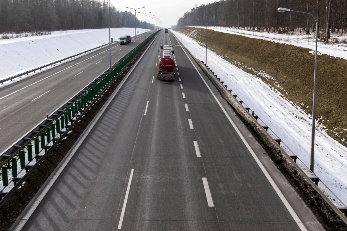 ​Sebastian Kulczyk, syn zmarłego biznesmena Jana Kulczyka, rozważa sprzedaż udziałów w spółkach zarządzających autostradą A2 - informuje "Puls Biznesu". Transakcja szacowana jest na 4 mld zł, a te pieniądze Kulczyk chce zainwestować m.in. w spółki technologiczne.