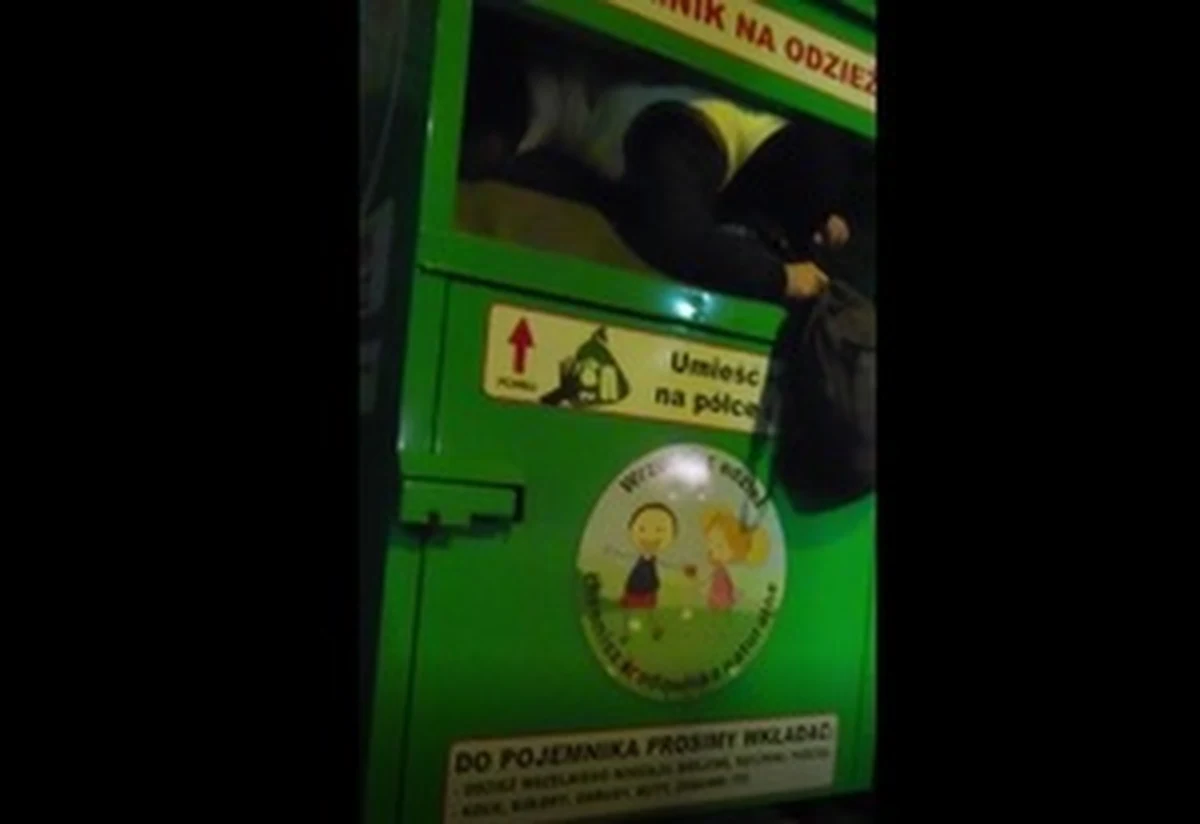 Kontener na odzież używaną - taką kryjówkę wybrał 43-latek poszukiwany od kilku tygodni  przez prokuraturę w Żywcu w związku z włamaniem i kradzieżą. Przed policjantami chował się pod kołdrą.     

