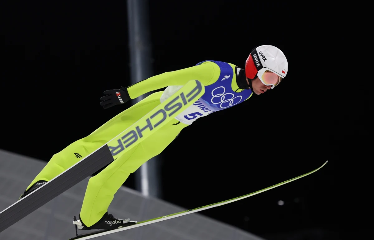 W czasie konkursu drużyn mieszanych na igrzyskach olimpijskich w Pekinie doszło do wielkiego zamieszania. Na wyniki zespołów wpłynęły aż 5 dyskwalifikacji za nieprawidłowy sprzęt. Polska ostatecznie zajęła 6. miejsce.