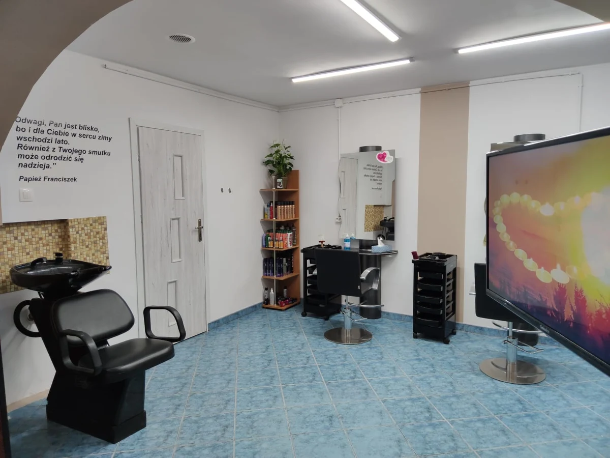 Drugi w Polsce fryzjer dla ubogich i - jak twierdzi poznańska kuria - pierwszy fryzjerski zakład ewangelizacyjny został dziś otwarty w stolicy Wielkopolski. Do tej pory fryzjer działał w tymczasowym pomieszczeniu i w minionym roku obsłużył blisko 900 osób.