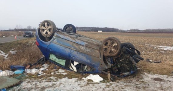 Na drodze między Lubaczowem i Futorami w województwie podkarpackim dachował samochód. Kobieta, która nim kierowała wypadła z drogi, bo sięgała do torebki.