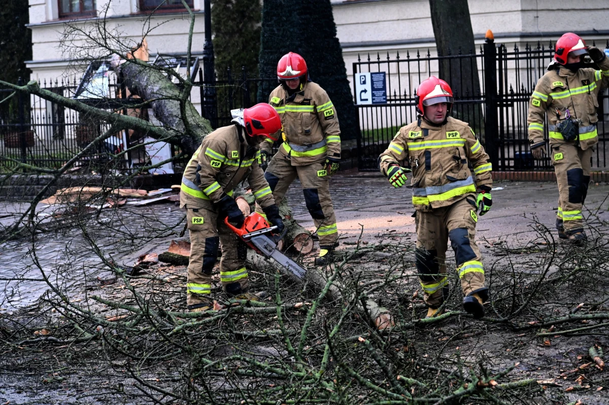 Kilkadziesiąt domów w północnej Polsce nadal nie ma zasilania po wichurze, która przeszła ponad tydzień temu nad regionem. W Zachodniopomorskiem i Pomorskiem trwają prace przy usuwaniu skutków silnych wiatrów. 