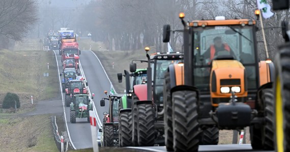 "W środę w prawie 50 miejscach w kraju rolnicy wyjadą na drogi" - poinformował lider AgroUnii Michał Kołodziejczak podczas konferencji w Lublinie. Dodał, że domaga się spotkania z premierem.