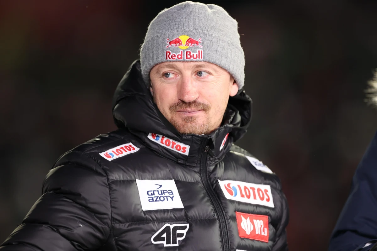 "Chłopaki przepracowali ciężko sezon, ale od samego początku czegoś brakowało" - powiedział Adam Małysz w radiu RMF24 po zdobyciu przez Dawida Kubackiego brązowego medalu olimpijskiego na skoczni normalnej. Jak dodał dyrektor koordynator ds. skoków narciarskich i kombinacji norweskiej w Polskim Związku Narciarskim, wymuszona przerwa "bo i kwarantanna, i Covid-19, i kontuzja Kamila, spowodowały, że (zawodnicy) odpoczęli". Małysz stwierdził, że to właśnie psychiczny odpoczynek naszych skoczków miał kluczowy wpływ na to, jak teraz się prezentują.