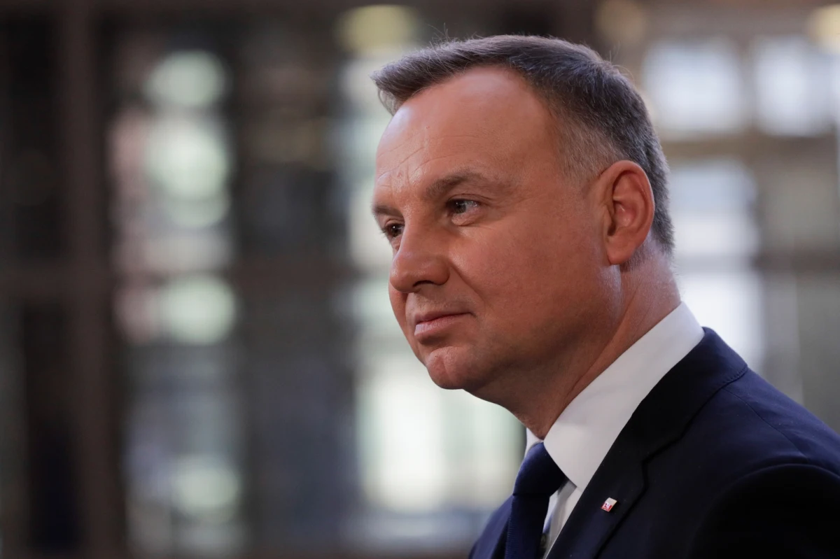 "Poruszona została kwestia mojej inicjatywy ustawodawczej u nas w kraju. Mam nadzieję, że dzięki niej rozwiązany zostanie problem, który narósł wokół Sądu Najwyższego" - powiedział w Brukseli polski prezydent. Andrzej Duda spotkał się dziś z szefową Komisji Europejskiej Ursulą von der Leyen, a potem z przewodniczącym Rady Europejskiej Charlesem Michelem. ​W ubiegłym tygodniu prezydent Andrzej Duda zapowiedział, że składa do laski marszałkowskiej prezydencki projekt zmiany ustawy o Sądzie Najwyższym. Prezydent zapowiedział, że jego projekt zakłada m.in. likwidację obecnej Izby Dyscyplinarnej SN i utworzenie w SN Izby Odpowiedzialności Zawodowej.