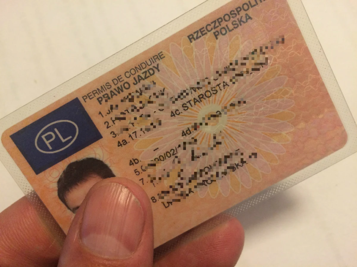 Samochodem na przesłuchanie w sprawie łamania nałożonego przez sąd zakazu kierowania pojazdów jechał 43-latek z Kołobrzegu. Mężczyzna miał pecha. Do kontroli zatrzymała go drogówka.