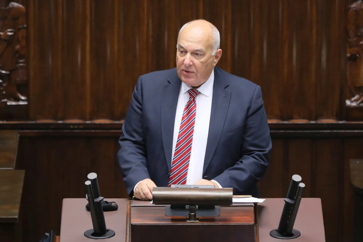 "Ścisłe kierownictwo PiS podjęło decyzję o przyjęciu rezygnacji ministra Tadeusza Kościńskiego" - poinformowała rzeczniczka PiS Anita Czerwińska. Minister miał przyjąć na siebie odpowiedzialność za efekty Polskiego Ładu. Do czasu wyłonienia następcy funkcję będzie pełnił premier Mateusz Morawiecki. 