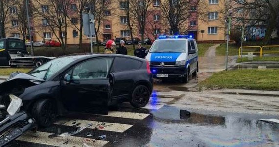 Policjanci z Piotrkowa Trybunalskiego wyjaśniają okoliczności wypadku na przejściu z udziałem dwóch samochodów i dwóch pieszych. Do szpitala trafiły 3 osoby.