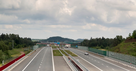 Ucieszą się kierowcy, którzy choć raz jechali pofałdowanym odcinkiem autostrady A1 na Śląsku. Trasa pomiędzy Piekarami Śląskimi a Pyrzowicami zostanie wyremontowana. Ekspertyzę określającą przyczyny nierówności przygotowali naukowcy z Politechniki Śląskiej.